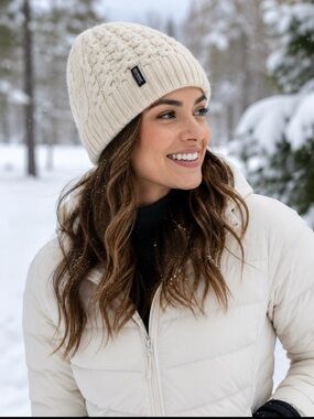 Patagonia coastal Cable Beanie , Birch white.